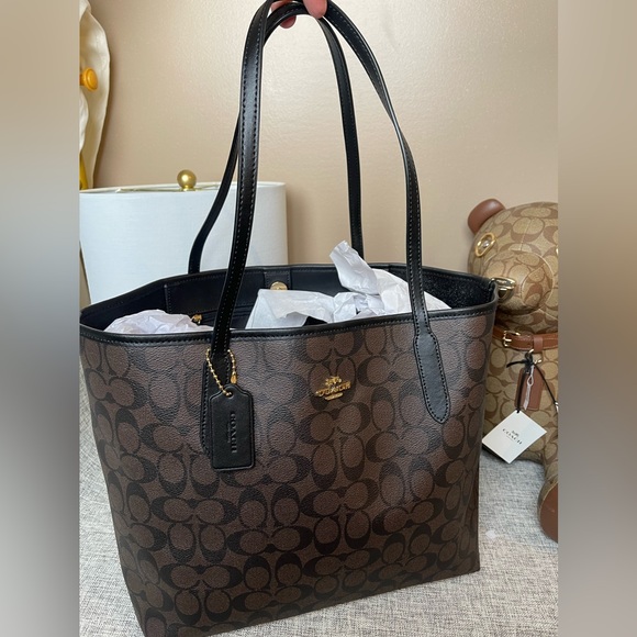 $229 COACH City Tote In Signature Canvas - Picture 1 of 7